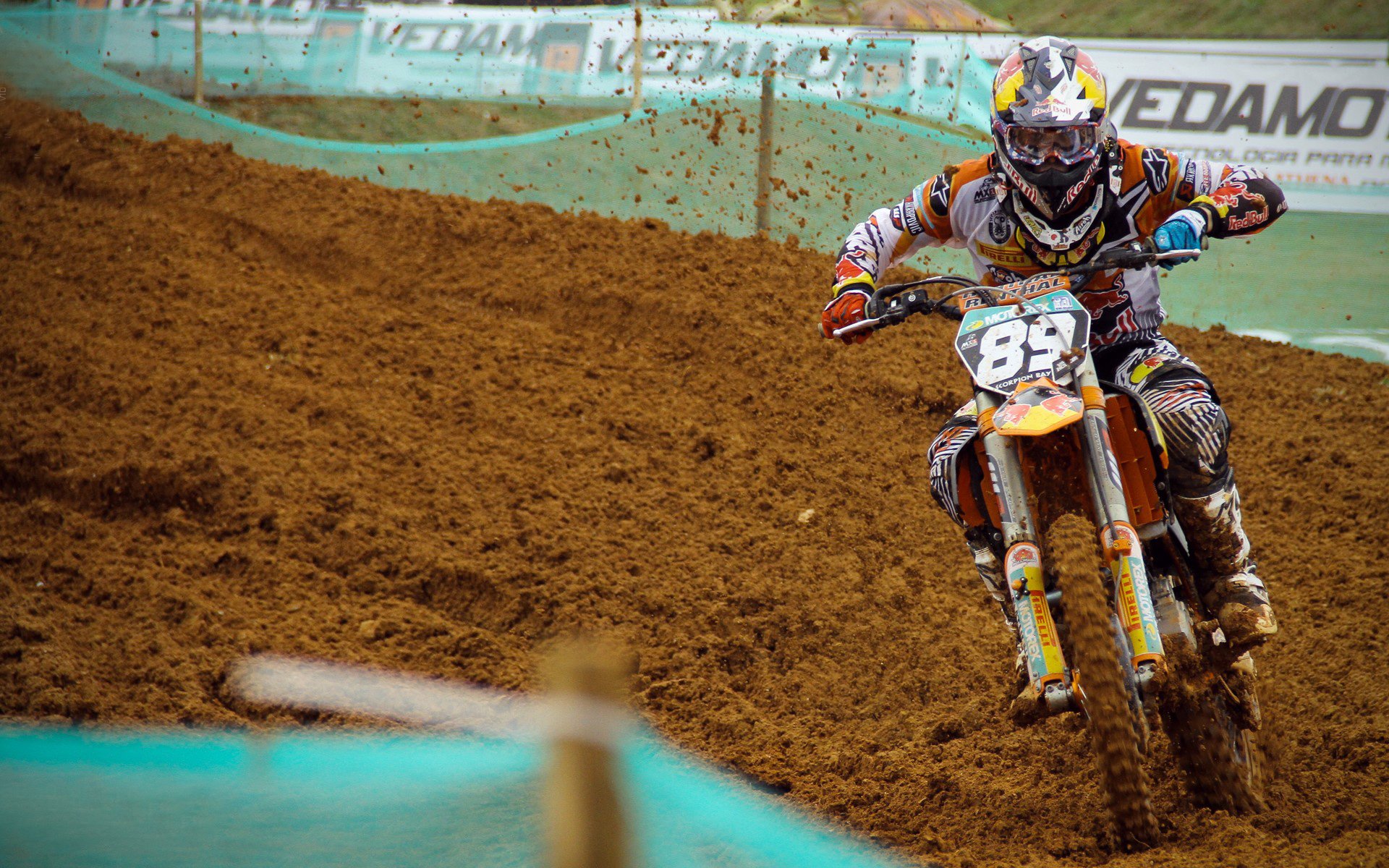 比赛中球队展现出团结互助的精神，球队团结的重要性