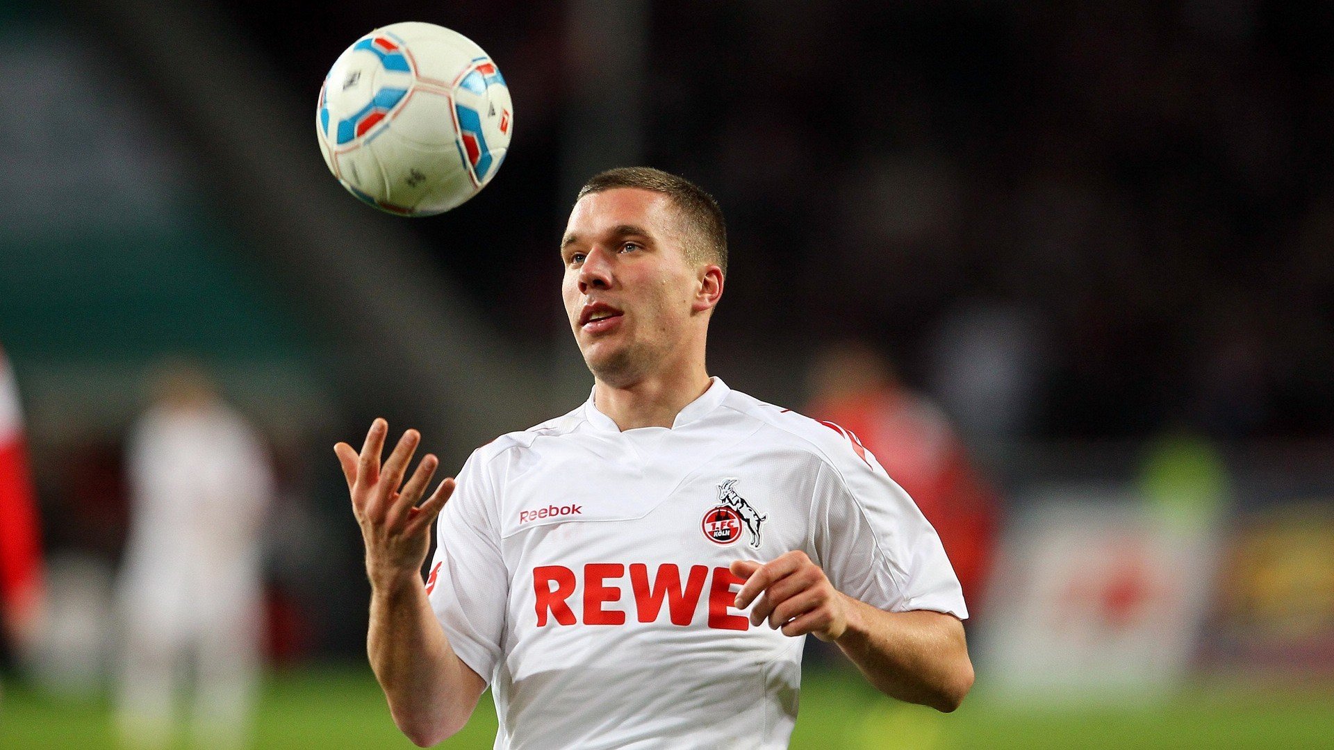 瑞士守门员戴滑雪镜上场，时尚感满分，瑞士足球守门员